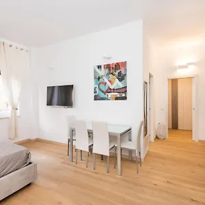 Magnoliaapartments - 2a Valle Duomo , Milan Italy